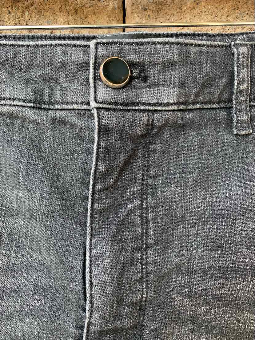 W WHBM BK Size 4 J