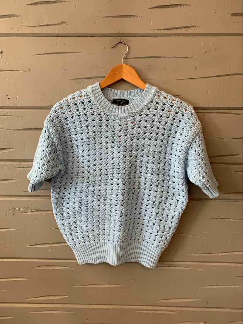 Light blue knitted short-sleeve sweater with ribbed crewneck and hem.