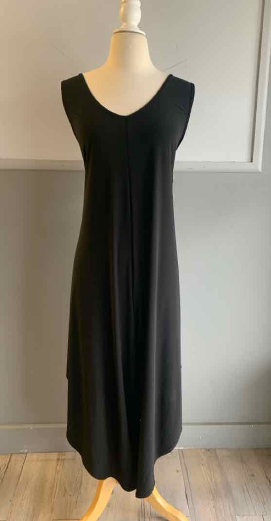 Black sleeveless V-neck midi dress with a relaxed fit on a mannequin.