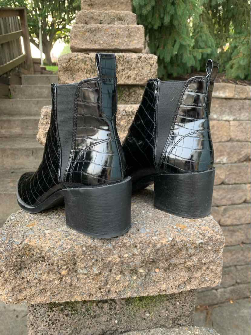Black glossy crocodile-effect ankle boots with block heels and side zippers, size 7.5.