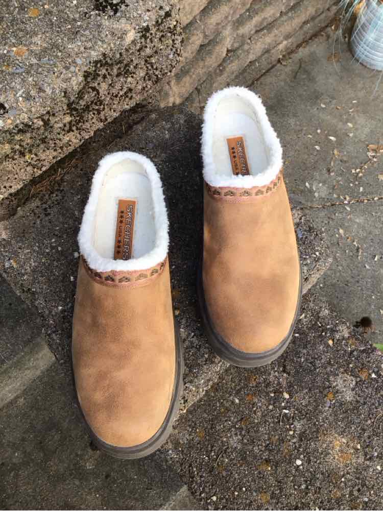 W SKECHERS BR Size 9 SHOE