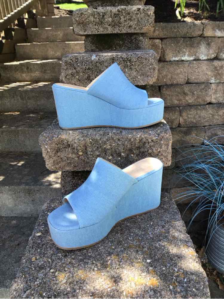 W SHU SHOP BL Size 10 SANDAL
