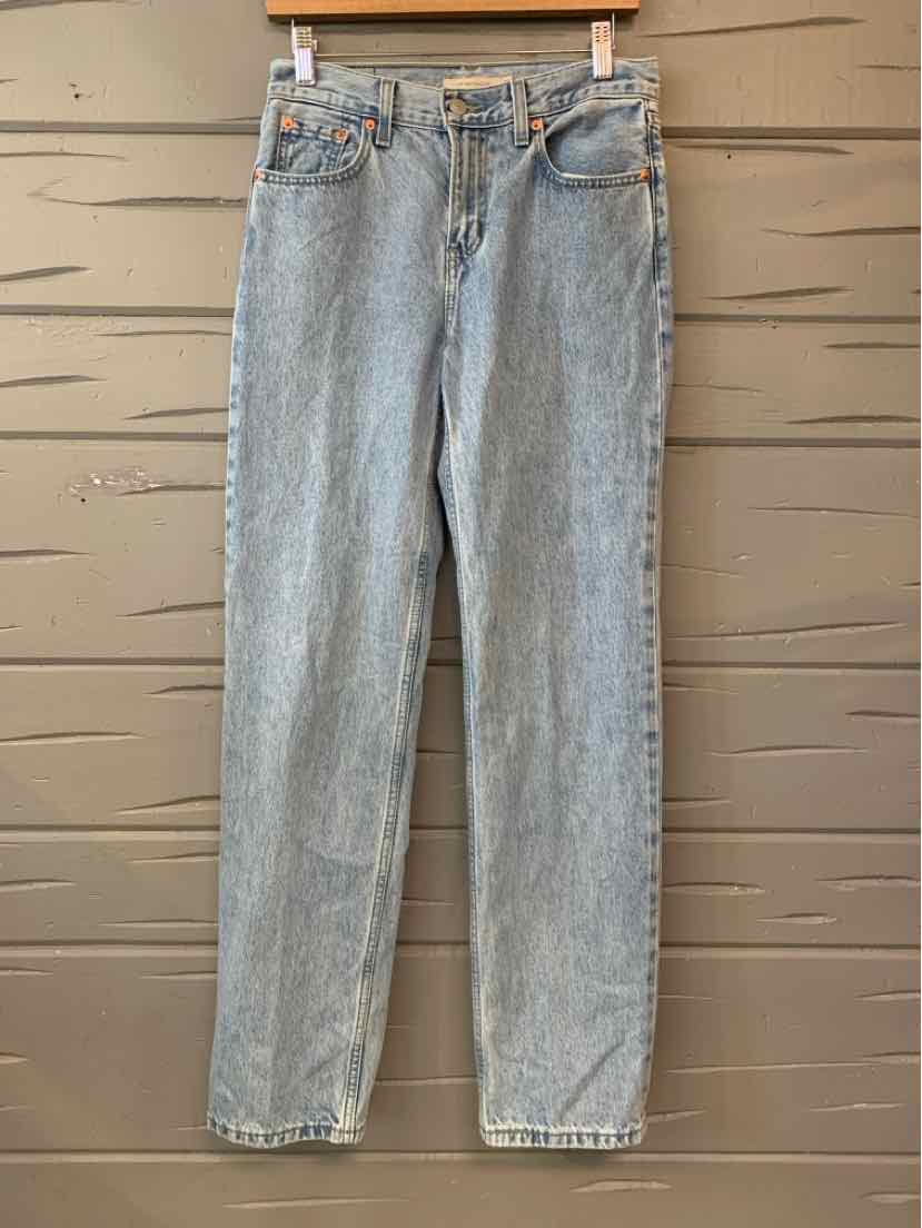 Light-wash Levi’s denim jeans with a straight-leg cut, front pockets, and button closure.