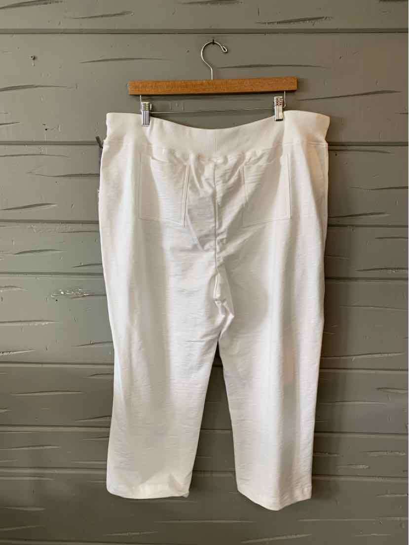 White high-waist Capri pants with front seam detailing and a relaxed fit, size XL.