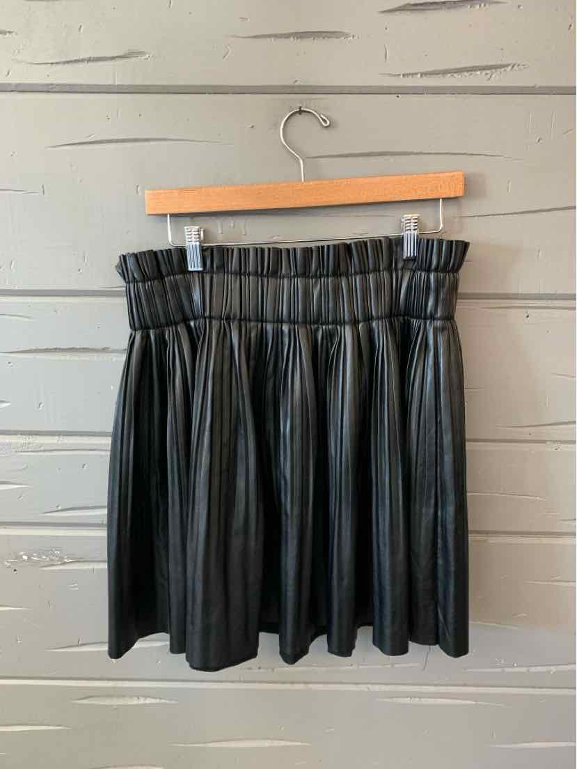 Black faux leather pleated mini skirt with gathered elastic waistband, size XL.