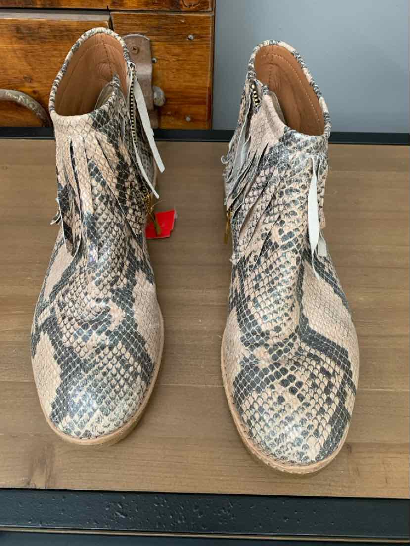 Women’s snake print ankle boots in brown and beige, size 9.5, with side zipper and rounded toes.
