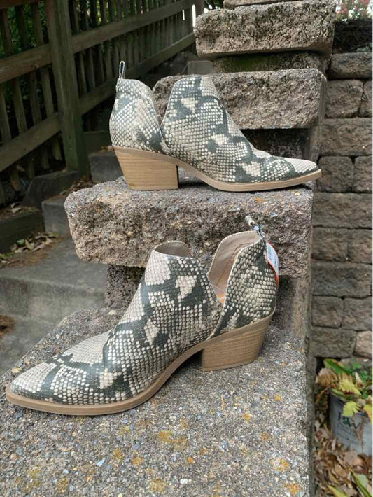 W UNIVERSAL THREAD BEIGE Size 7.5 BOOT