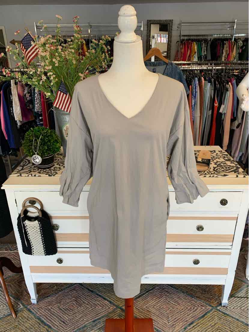 Light gray V-neck dress with three-quarter ruched sleeves on a mannequin.