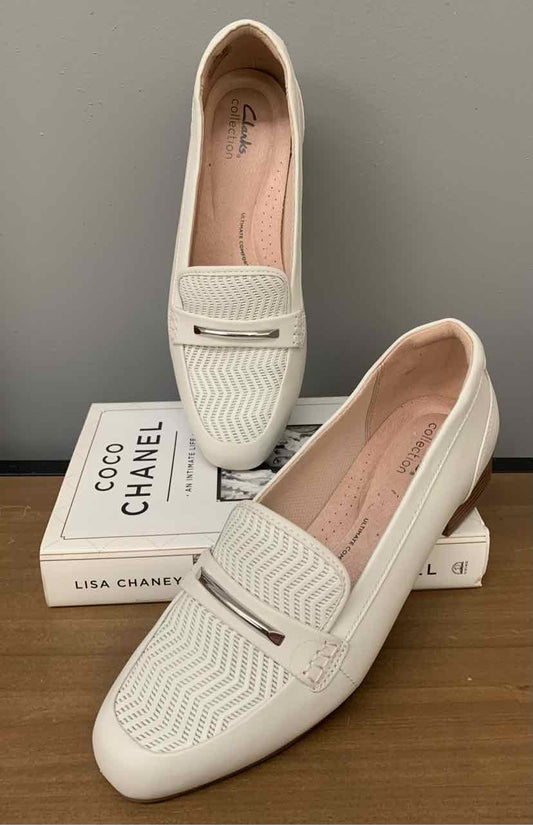 W CLARKS CR Size 9 SHOE