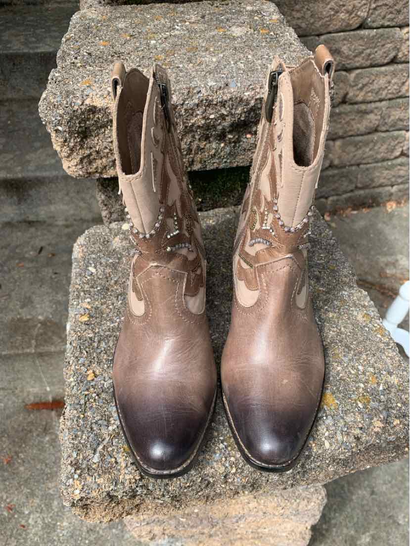 W VINCE CAMUTO BR Size 7 BOOT
