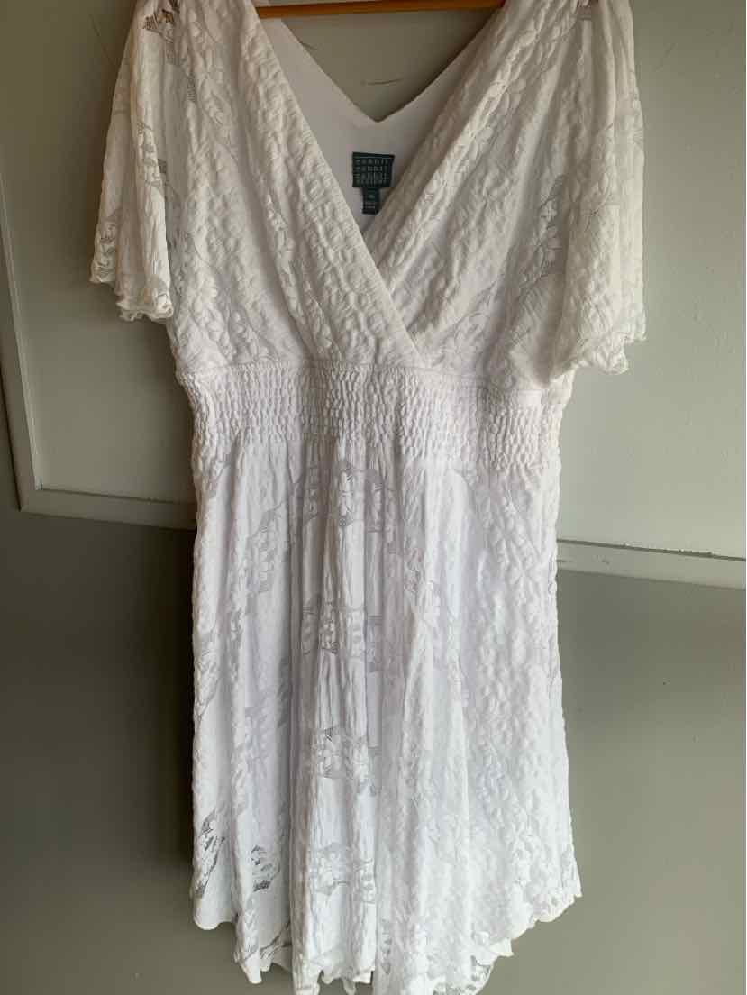 White lace dress with short sleeves, V-neckline, and cinched waist, size 18.