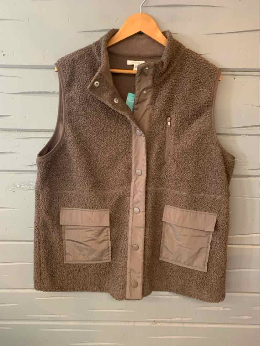 Beige sleeveless fleece vest with large front pockets and snap button closure, size XXL.