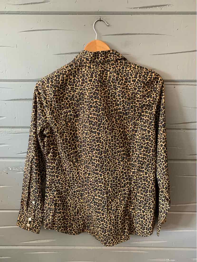 Long-sleeve leopard print blouse with buttoned cuffs, soft fabric, relaxed fit.