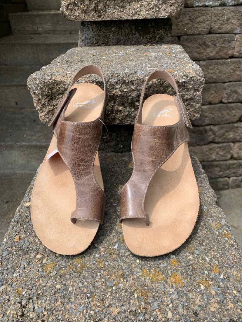 Tan leather open-toe sandal with wide front strap and ankle strap, flat sole, size 39.