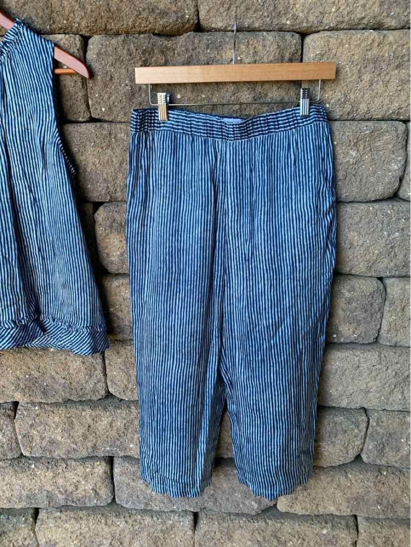 Blue denim cropped pants with a relaxed fit and an elastic waistband.