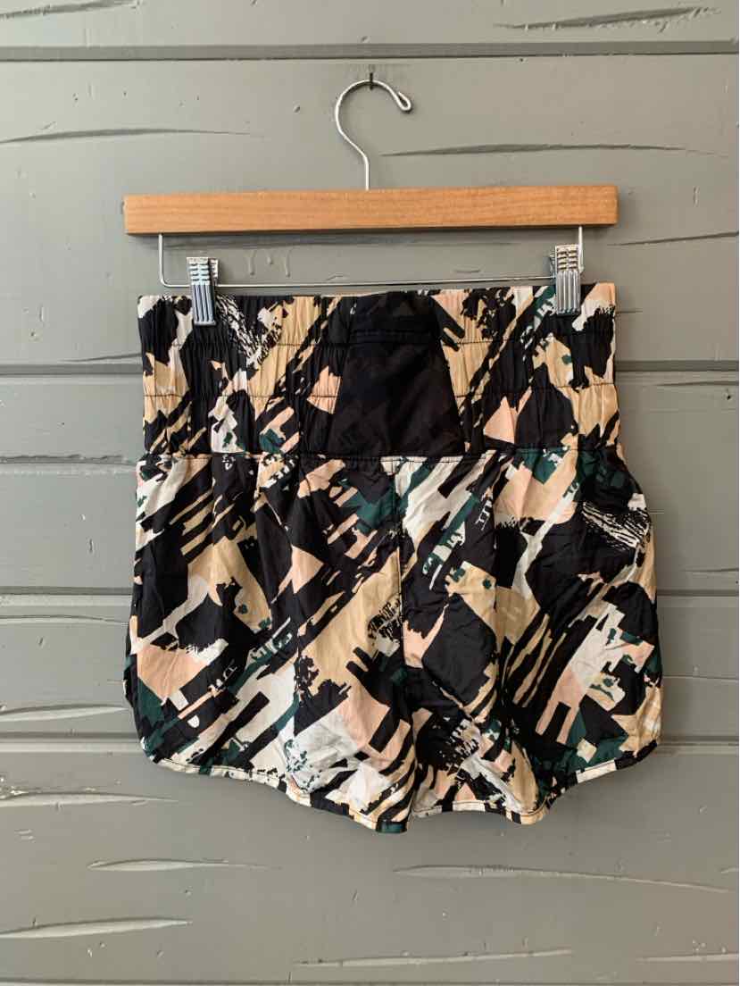 High-waisted shorts with a multicolor abstract print in black, beige, and light blue, featuring a ruched waistband.