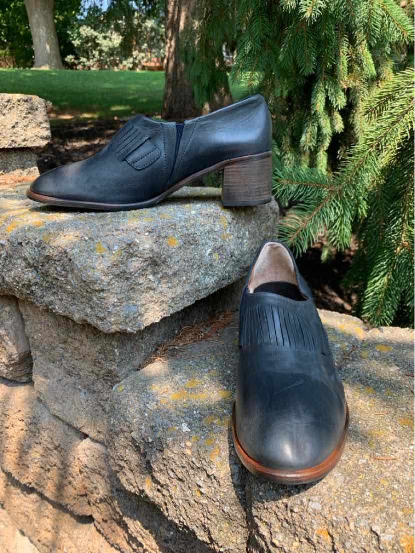 Black leather ankle boots with low block heel, rounded toe, and decorative stitching, size 39.