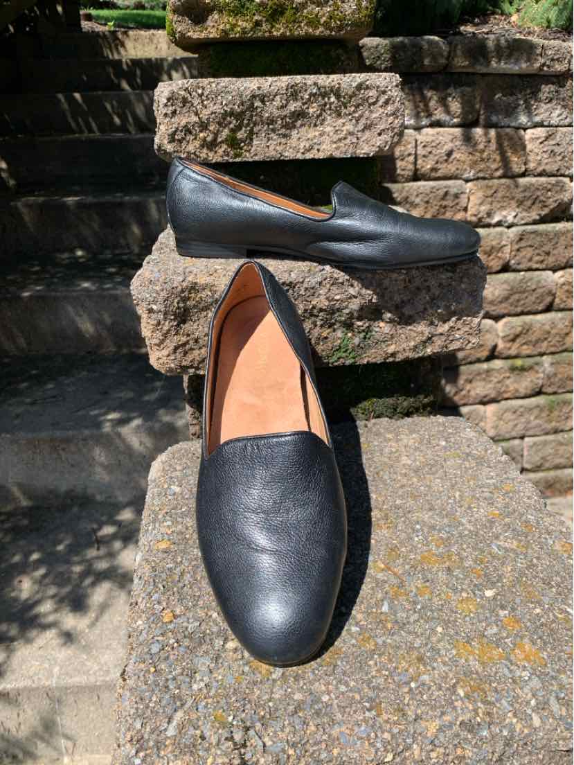 Black leather slip-on women's shoe with rounded toe and low heel, size 8.5.