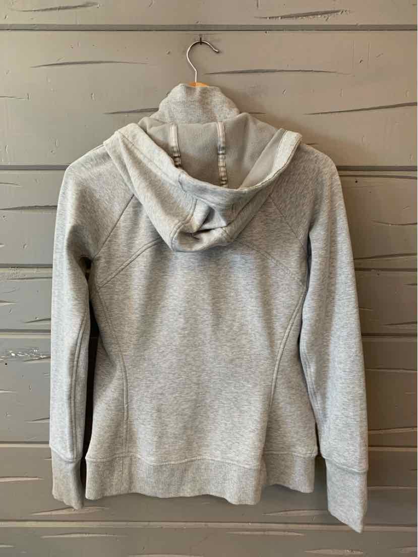 Light gray women's hoodie with long sleeves and front pockets, made of soft fabric.