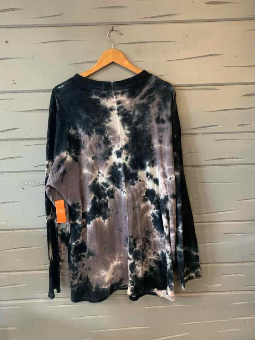 Long-sleeve tie-dye shirt in black and gray with a relaxed fit and crew neckline.