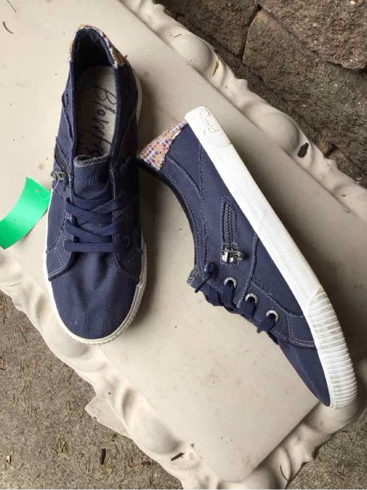 Navy blue low-top canvas sneakers with white rubber soles and laces, size 11.