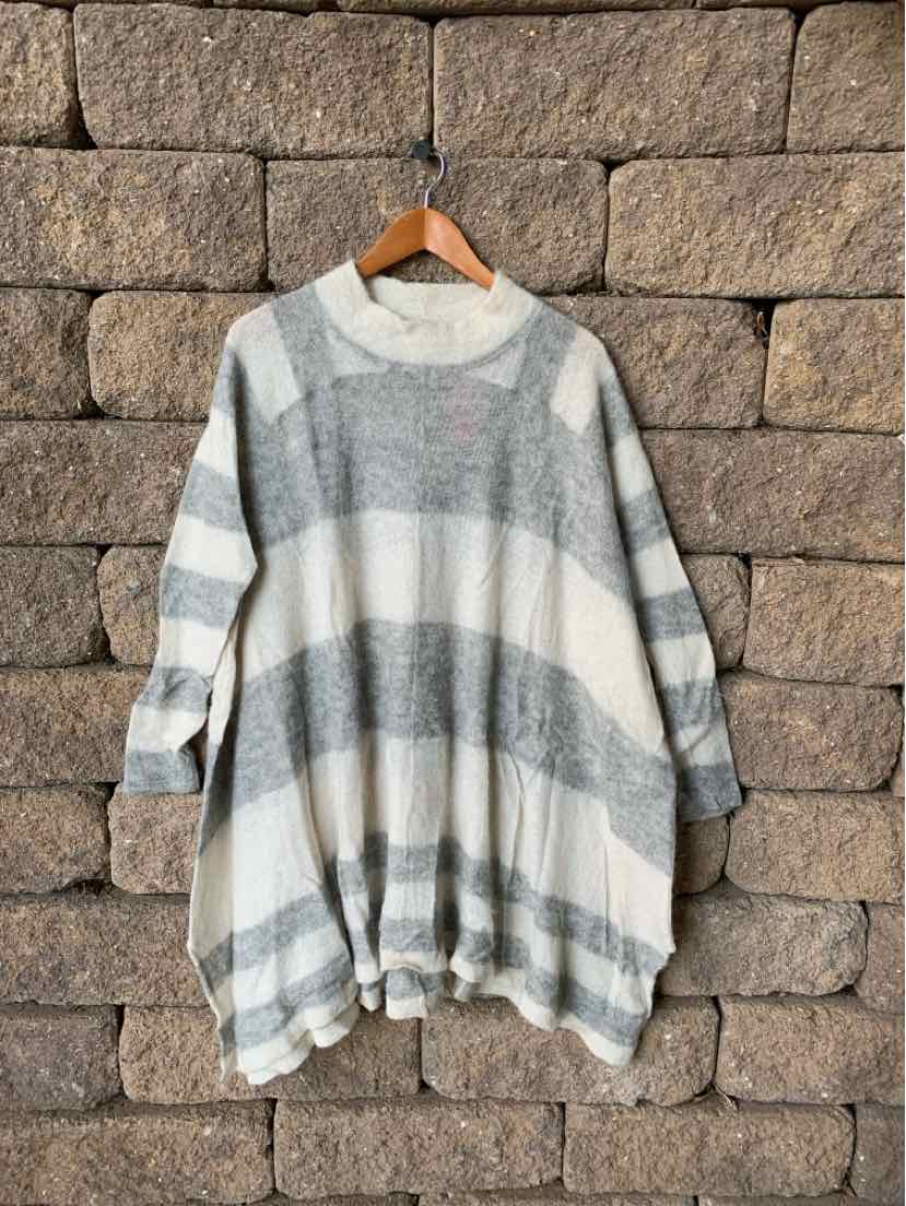 W FREE PEOPLE GY Size M/L SW