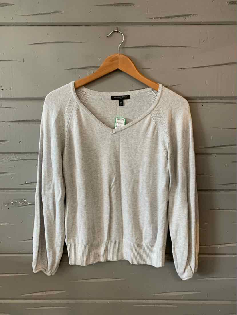 Light gray long-sleeve V-neck sweater in soft knit fabric, size XS, with ribbed cuffs and hem.