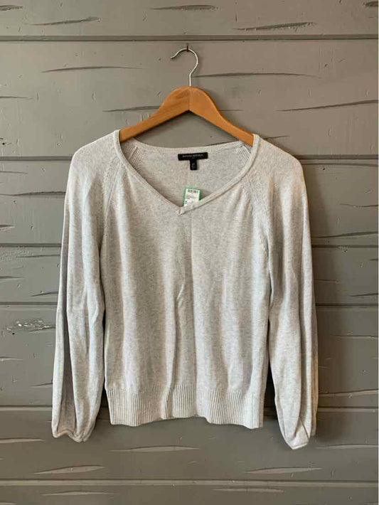 Light gray long-sleeve V-neck sweater in soft knit fabric, size XS, with ribbed cuffs and hem.