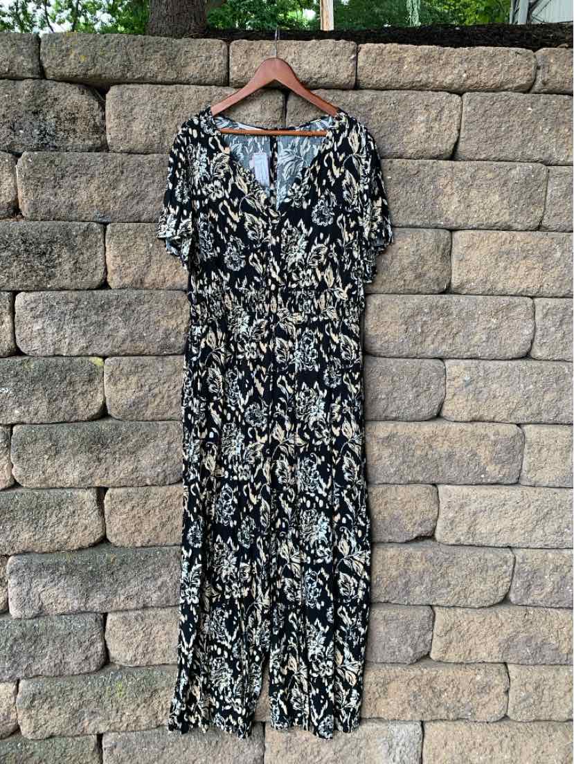 Black and beige patterned short-sleeve maxi dress with a V-neck and cinched waist in size XXL.