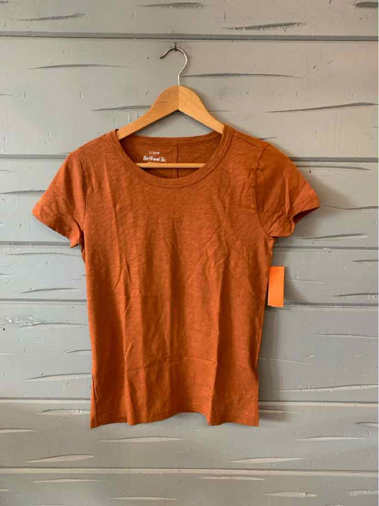 Tan short-sleeve crew neck fitted cotton T-shirt in size XS on wooden hanger.