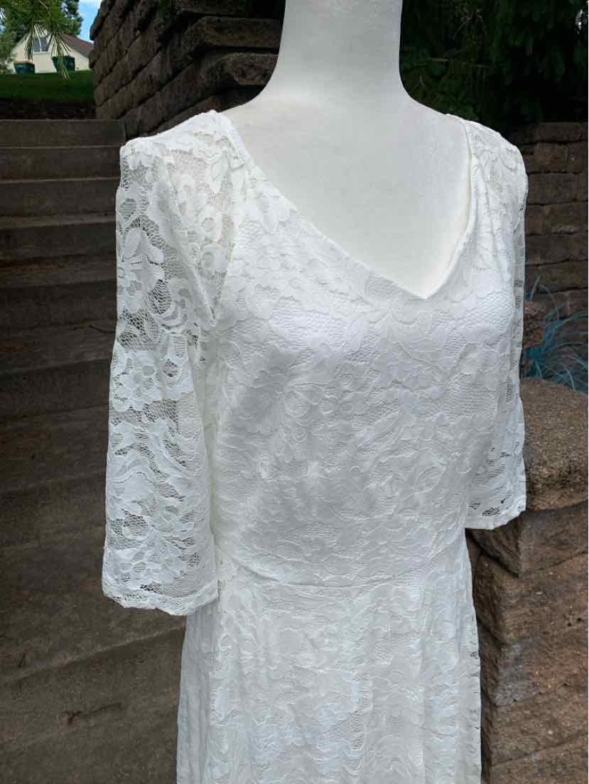 White lace dress with three-quarter sleeves and a V-neckline in size XL.