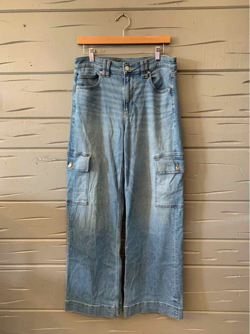 Light-wash blue American Eagle denim cargo pants with a wide-leg fit and flap pockets.