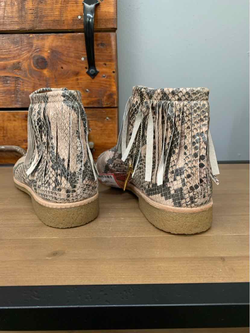 Brown snake print wedge boots with fringe detail and zipper closure, size 9.5.