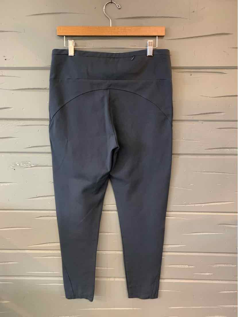 Gray high-waisted leggings with seam detailing and ankle length, hanging on wooden hanger.