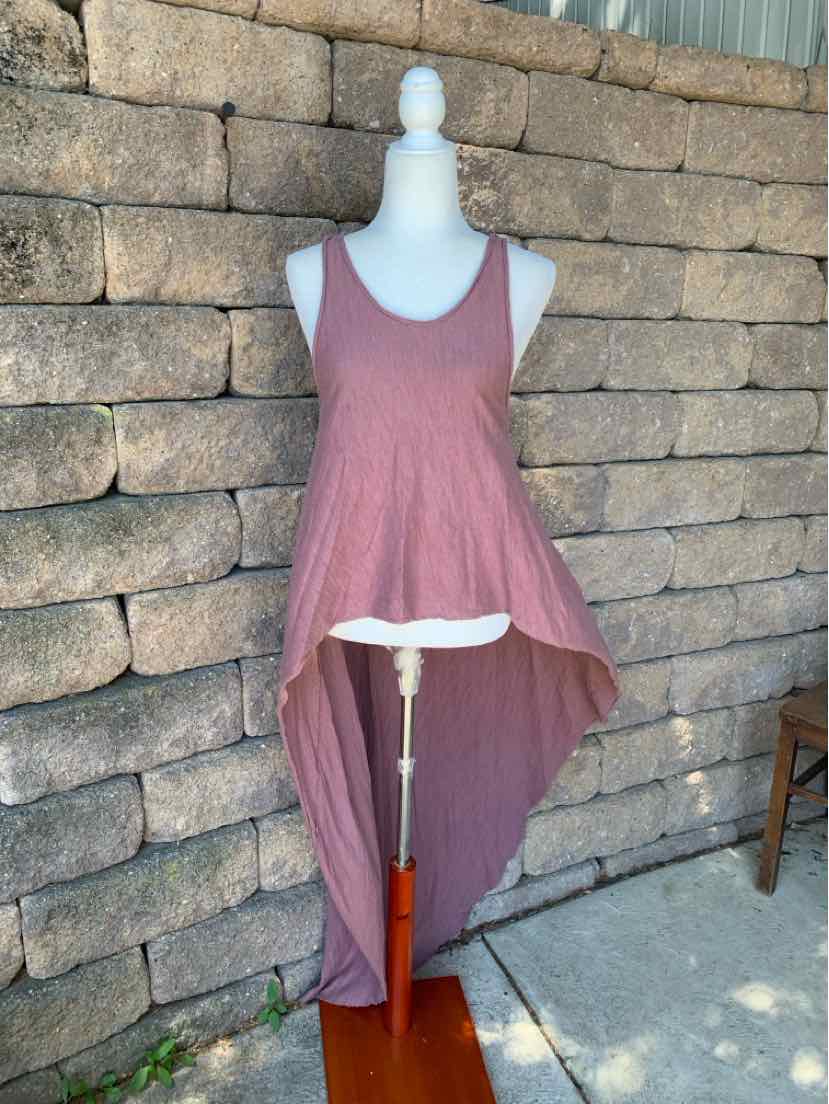 Dusty rose sleeveless high-low hem tank top with scoop neckline and soft, lightweight fabric.
