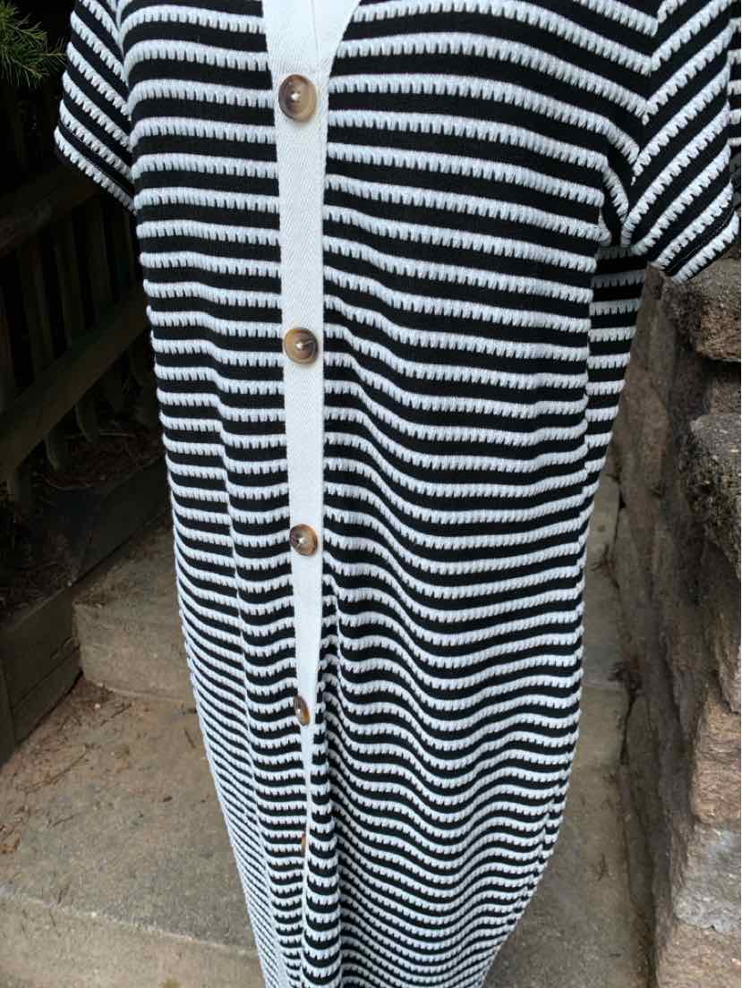 Black and white striped short-sleeve button-up cardigan with a relaxed fit in size XL.
