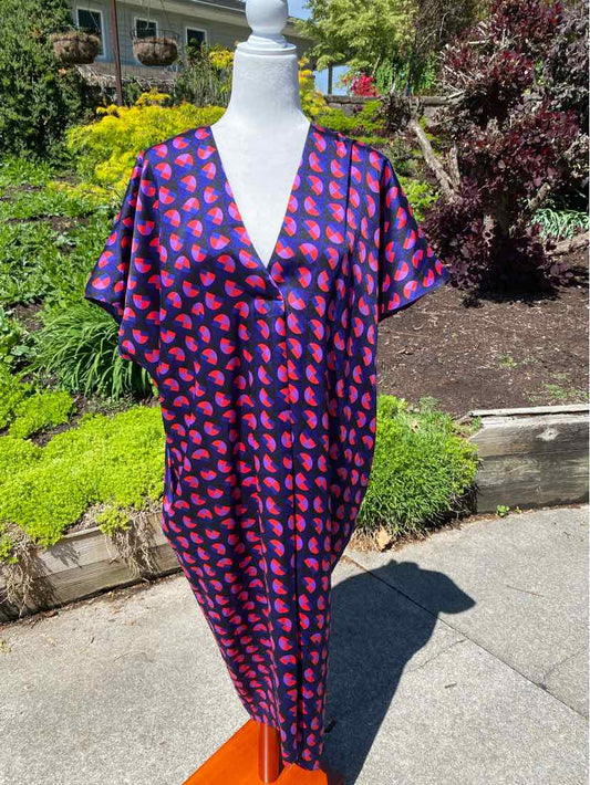 Navy blue dress with pink geometric pattern, V-neck, short sleeves, and loose fit on mannequin outdoors.