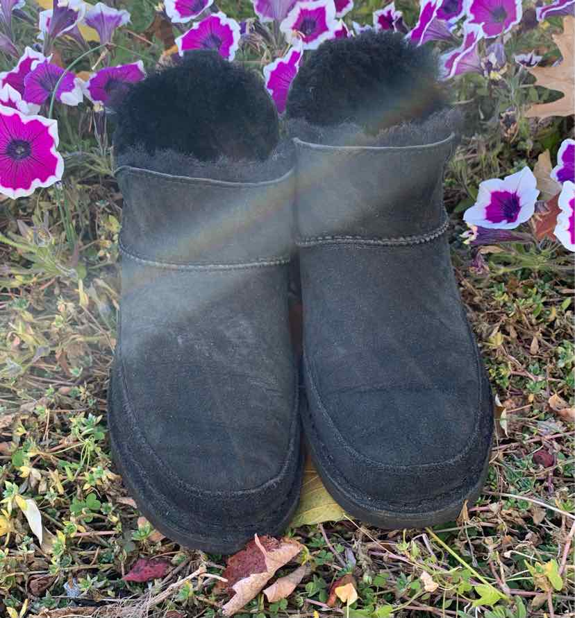 W UGG BK Size 9 BOOT