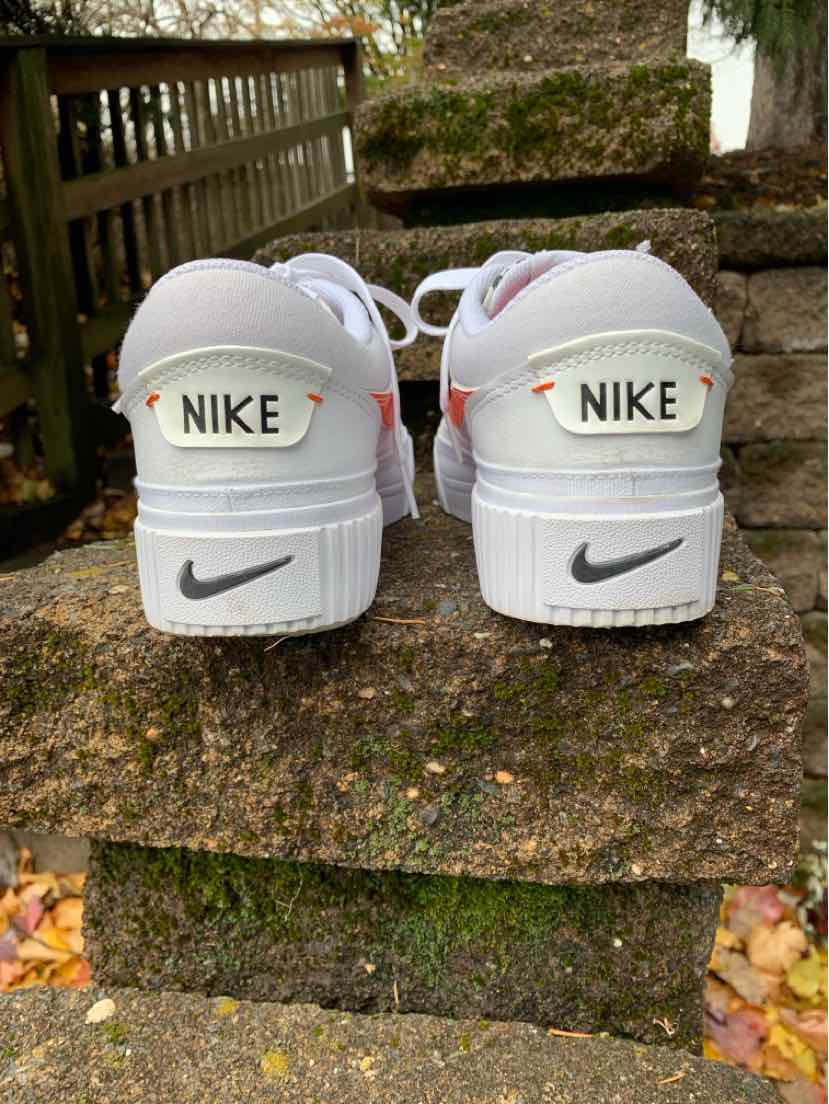 W NIKE WH Size 9.5 SNEAKER