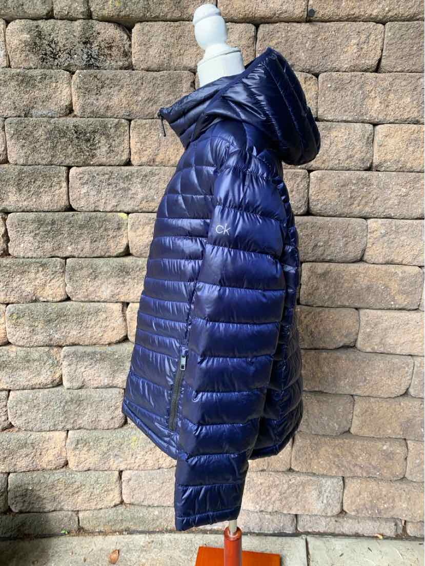 Navy blue quilted puffer jacket with hood and horizontal stitching, zip closure, size XL.