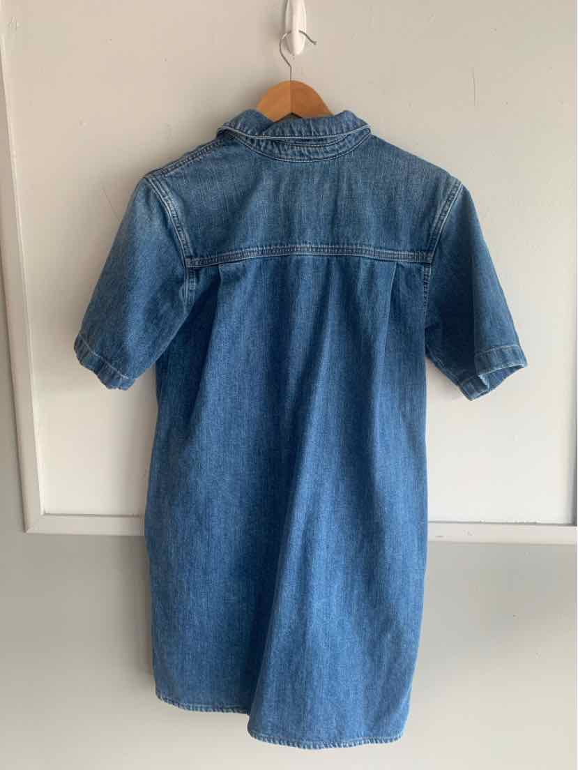 Short-sleeve denim dress in medium blue with ruffled collar and straight fit, size XS.
