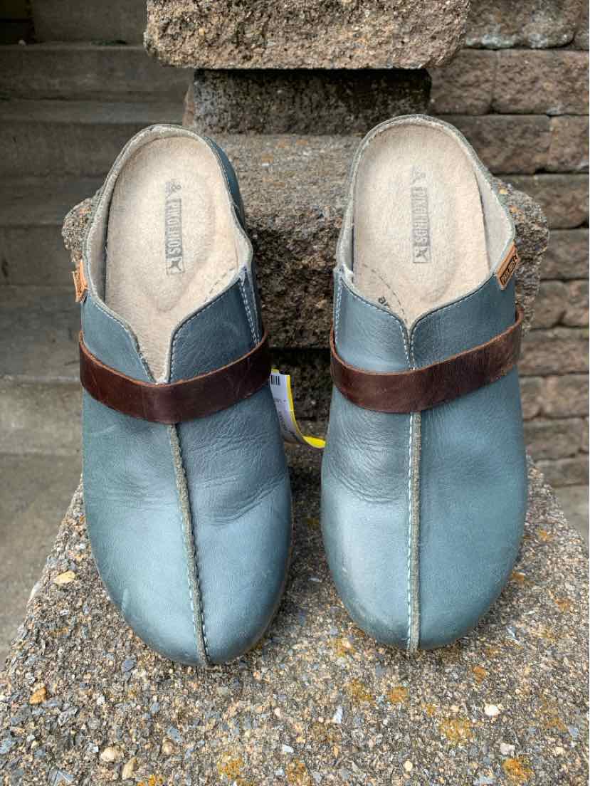 Blue leather slip-on clogs with brown strap detail and cushioned beige insoles, size 39.