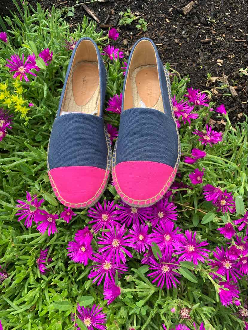 Navy blue canvas slip-on shoes with bright pink toe caps and tan insoles, size 7.5.