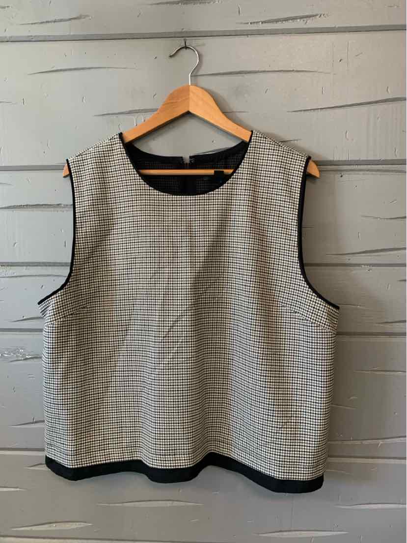 Sleeveless houndstooth patterned top in black and white with black trim, size XXL.