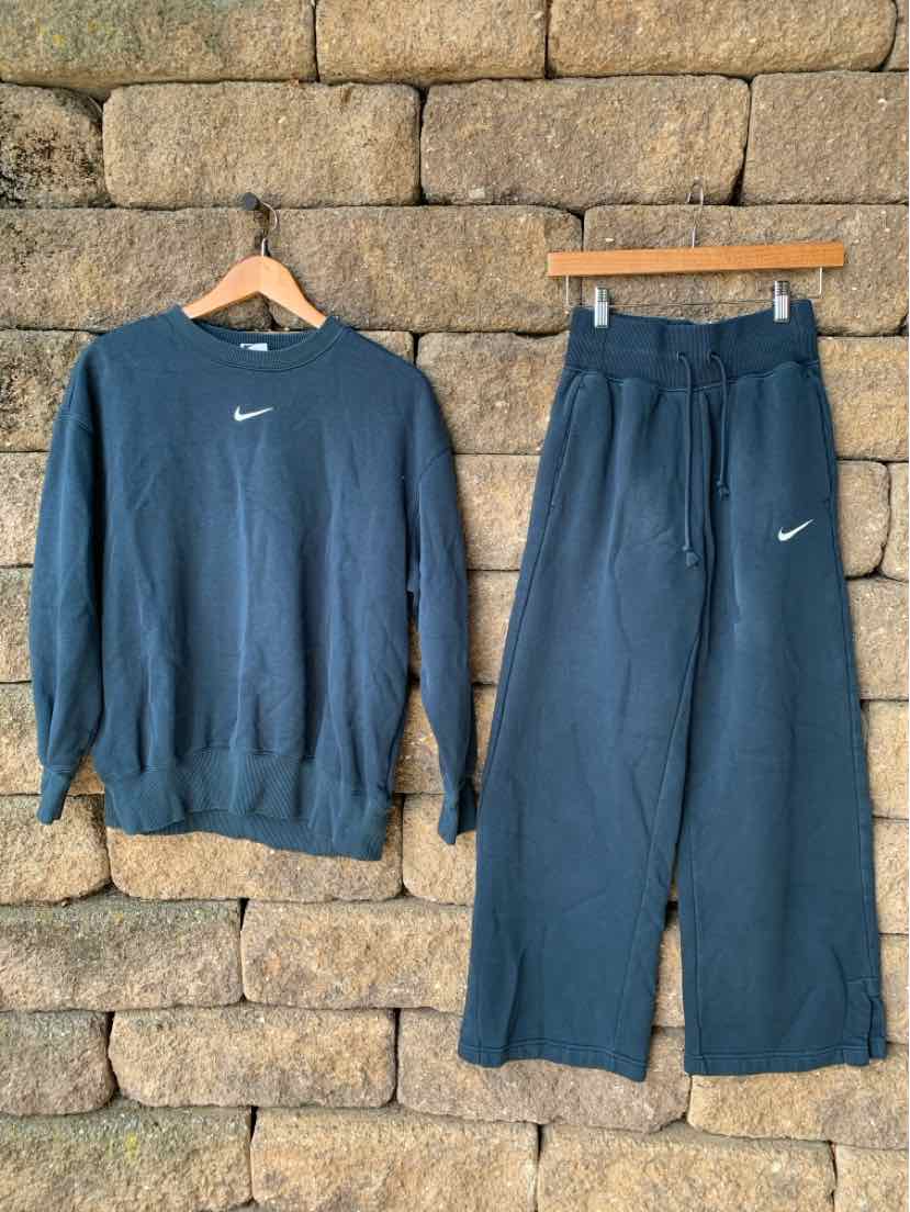 Dark blue Nike sweatshirt and matching sweatpants with white swoosh logos, casual set.