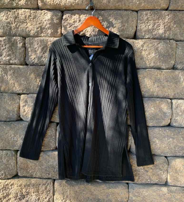 Black long-sleeve fleece jacket with front zipper and shirt collar, medium size, ribbed texture.