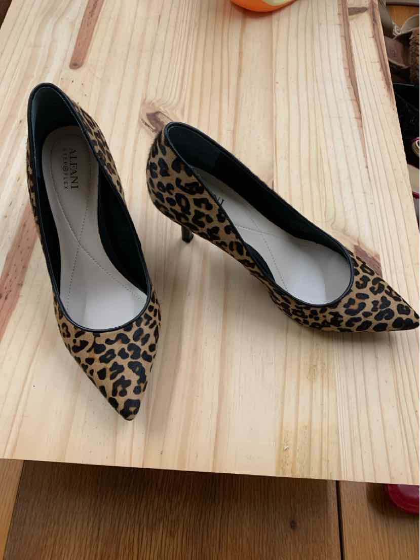 W ALFANI TAN Size 8.5 SHOE