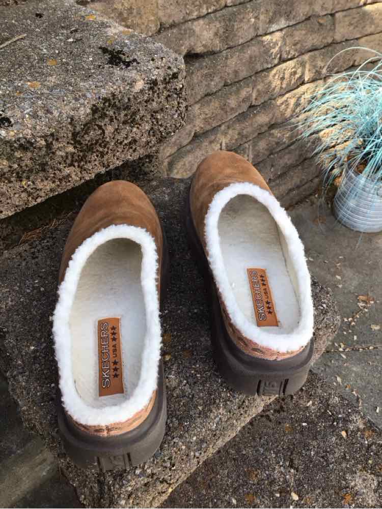 W SKECHERS BR Size 9 SHOE