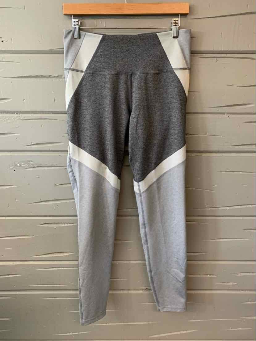 High-waist gray leggings with light gray and white angular panels on thighs and calves.