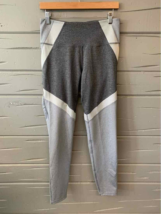 High-waist gray leggings with light gray and white angular panels on thighs and calves.